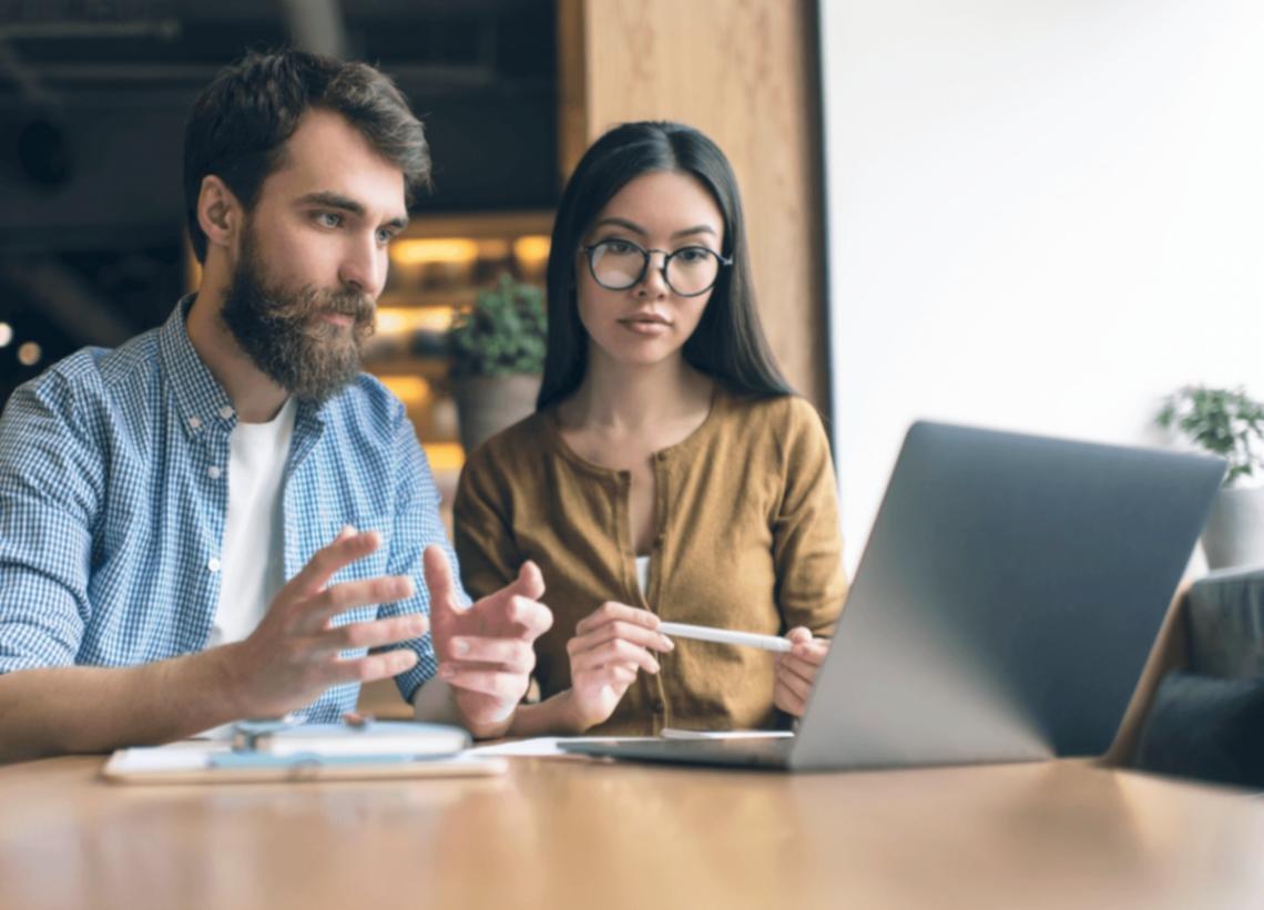 Espacio de trabajo organizado mostrando documentos financieros y herramientas de planificación
