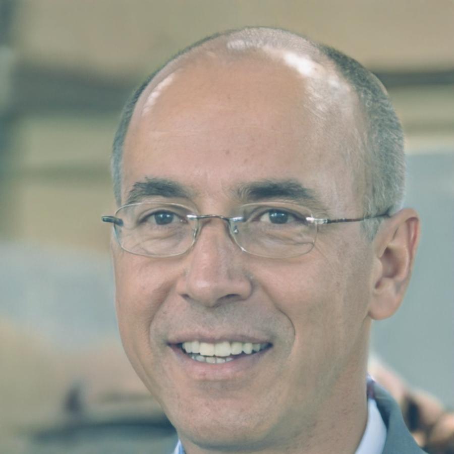 Retrato profesional de Leandro Bustamante