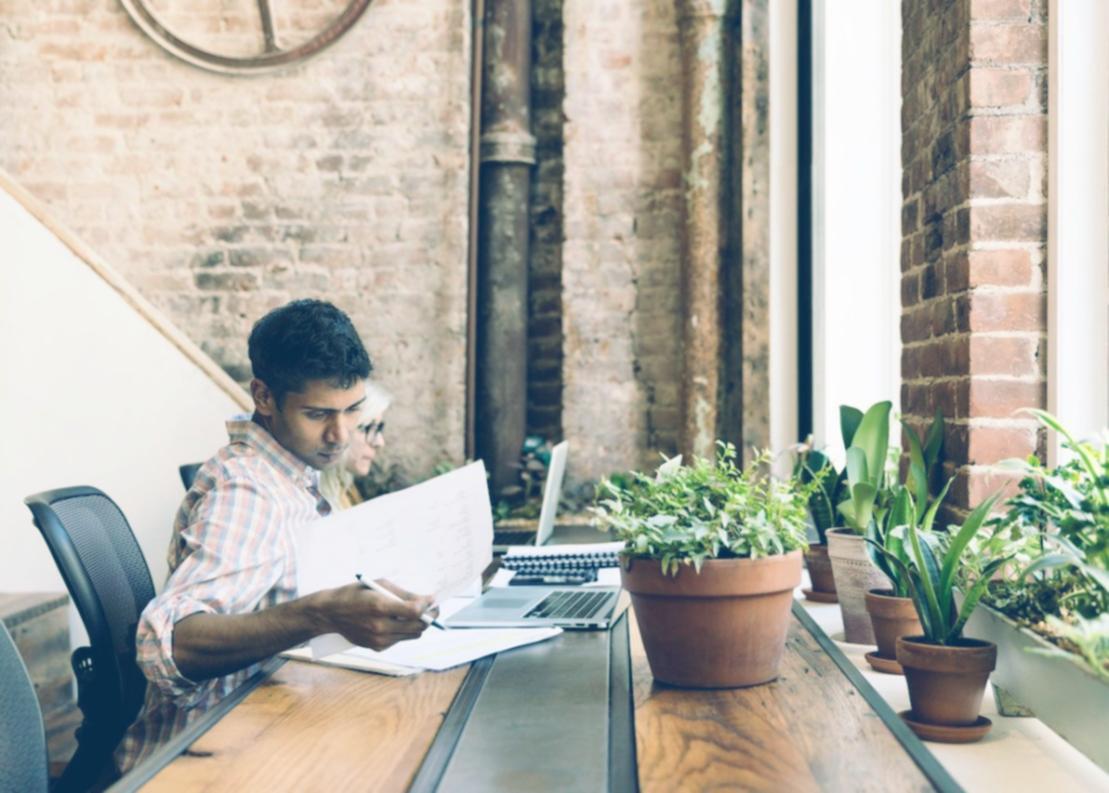 Capacitación financiera en empresa moderna con equipo colaborando en taller práctico