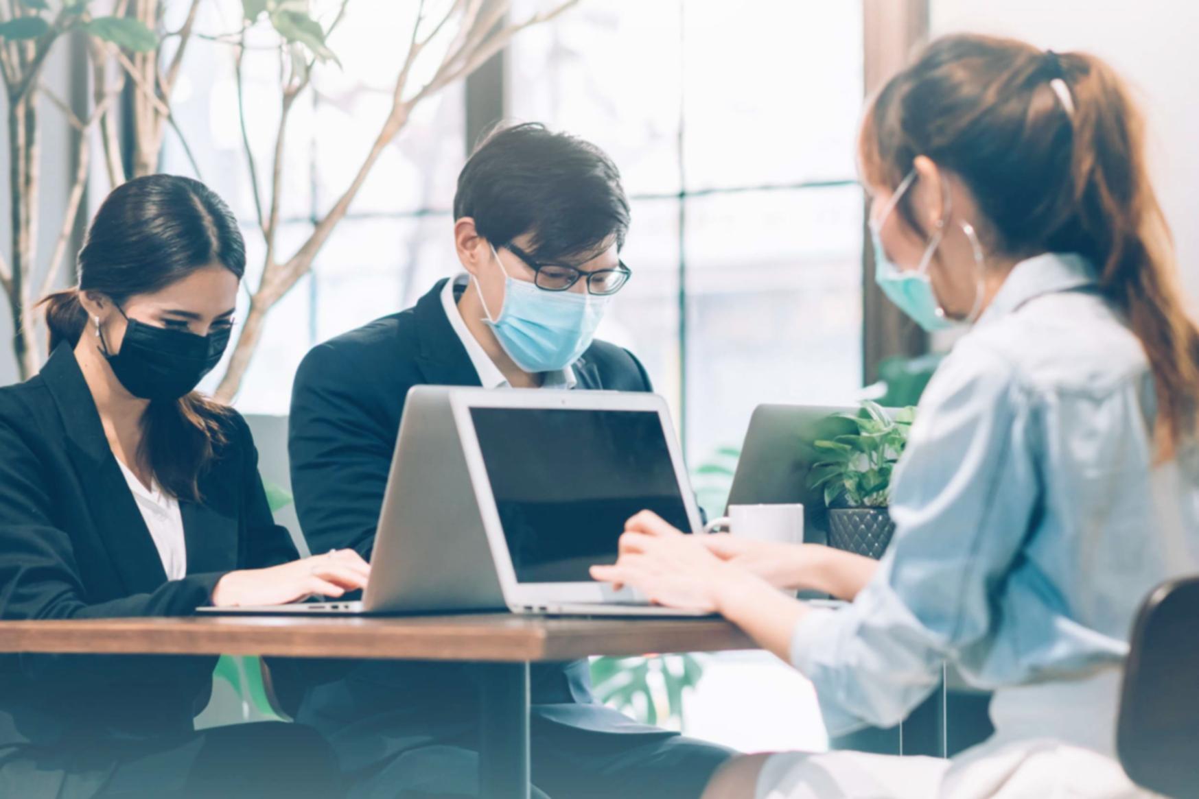 Sesión de capacitación corporativa con facilitador explicando conceptos financieros en pizarra